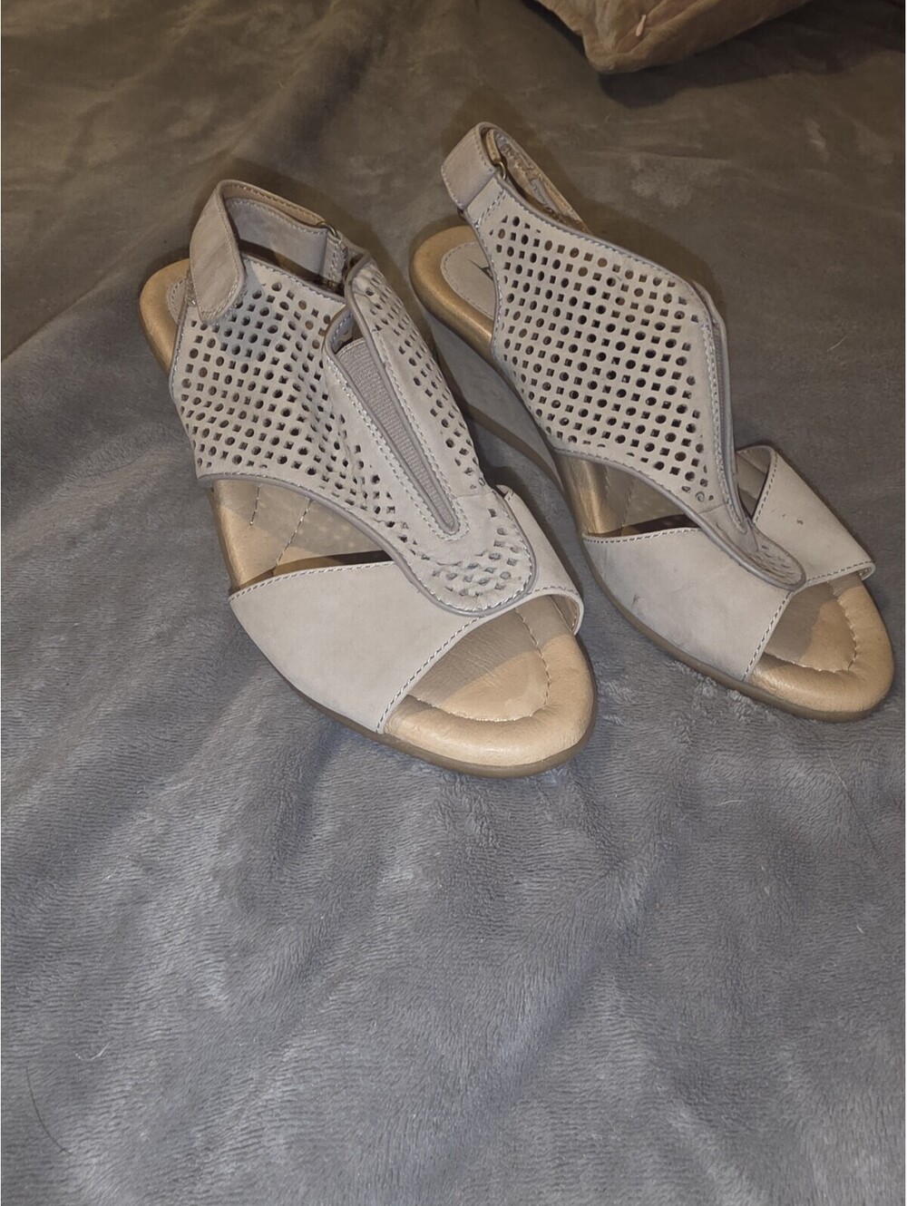 Earth Dalia Taupe Suede Wedge Sandals Heels Perforated Sling Back Size 9